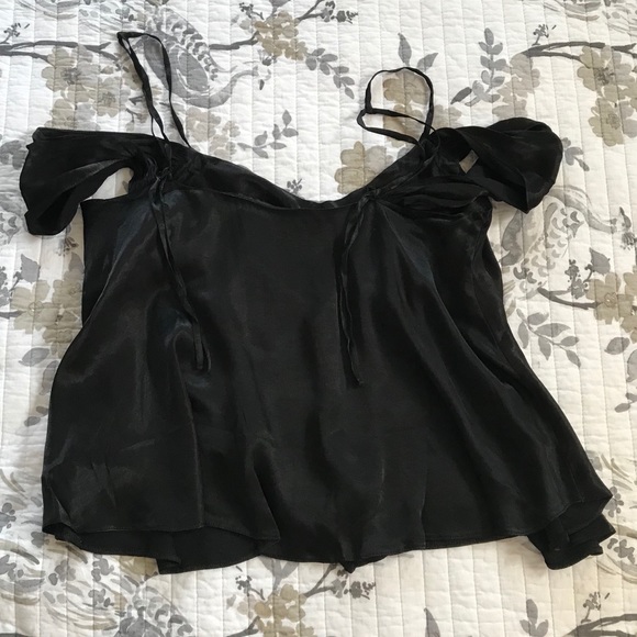 🏝️ Topshop Black Satin Cold Shoulder Top NWT • 8 - Picture 5 of 6